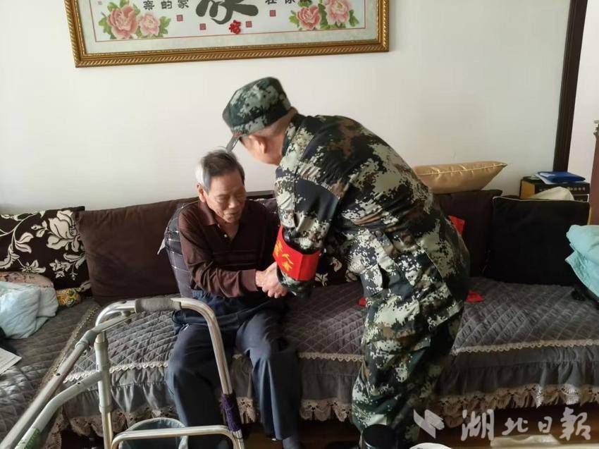 2025.4.21 市建村社区红色基因薪火传 两代军人话初心.docx